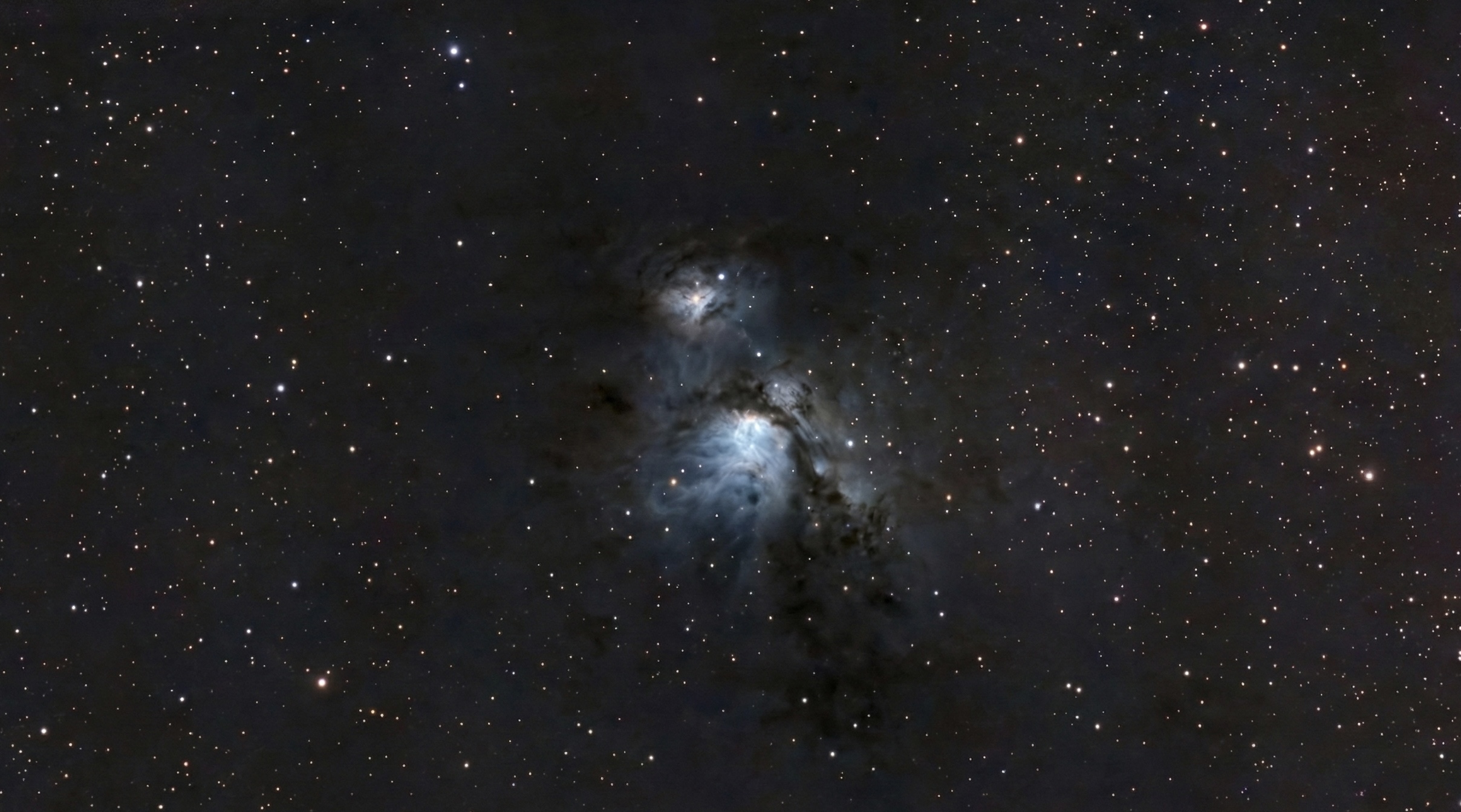 夜空中显现的 M78 反射星云与周围暗尘埃云结构
